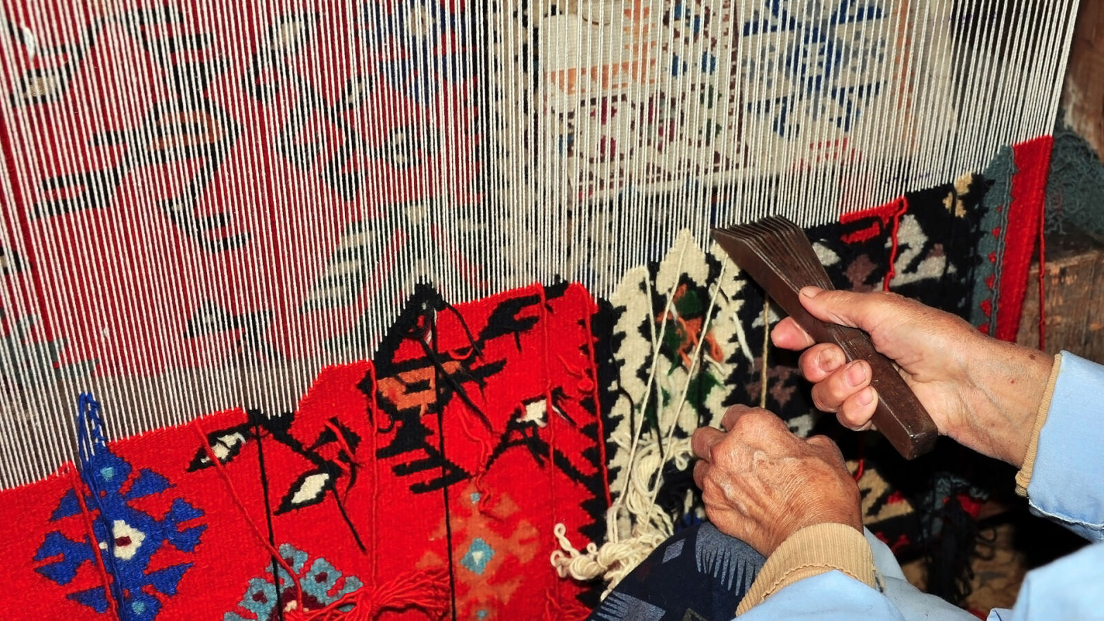 A weaver at the loom, Guba